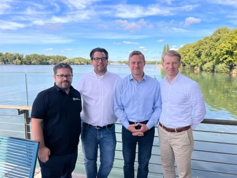 Löwenstark-Gruppe übernimmt gleich zwei Digital-Spezialisten - Starten in eine gemeinsame Zukunft: v.l.n.r.: Björn Wenzel (Gründer & CEO Lucky Shareman), Rüdiger Pohl (Investment Manager HANNOVER Finanz), Jean-Paul Daniel (Managing Partner KDM), Hartmut Deiwick (CEO Löwenstark Digital Group) - Foto: Löwenstark-Gruppe